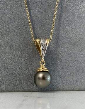 Guy wakeling signature collection // 18CT Tahitian pearl diamond pendent