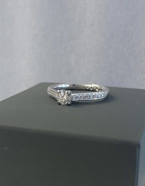 G UY WAKELING SIGNATURE COLLECTION // PLATINUM DIAMOND RING