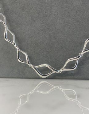 Elongated diamond design - necklace